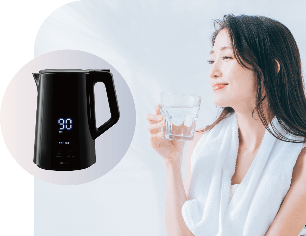 白湯を飲む女性