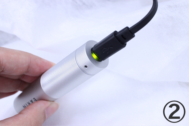 earinワイヤレスイヤフォン充電完了 緑ランプ点灯の様子