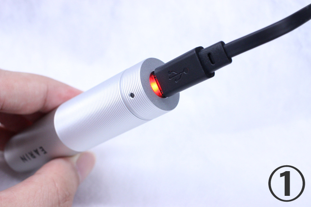 earinワイヤレスイヤフォン充電中 赤ランプ点灯の様子
