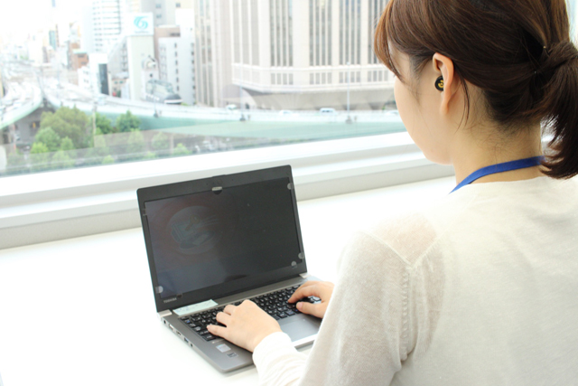 earinワイヤレスイヤフォンを装着しての仕事風景