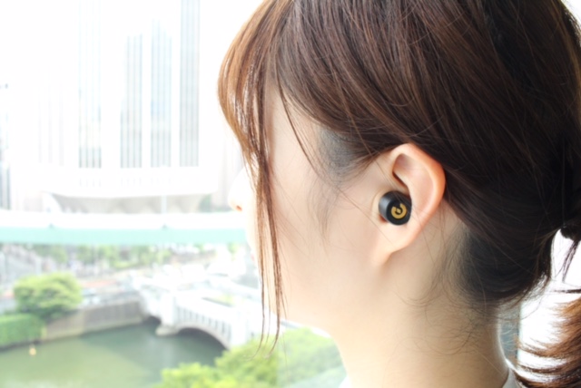 earinワイヤレスイヤフォンを装着した様子