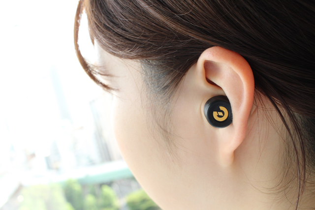 earinワイヤレスイヤフォンを装着した様子